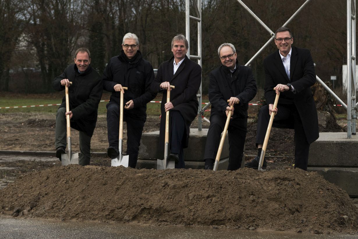 Dr. Olaf Sauer, Prof. Jürgen Beyerer, Prof. Holger Hanselka, Prof. Jürgen Fleischer, Prof. Frank Henning beim Spatenstich (v.l.n.r.; Foto: Amadeus Bramsiepe, KIT)          