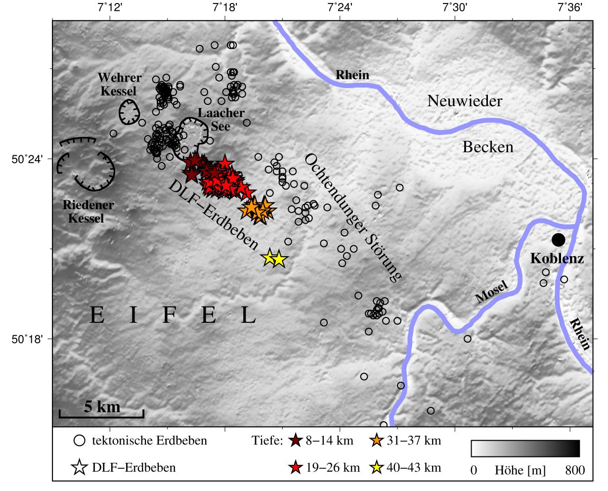 Erdbebentätigkeit am Laacher See: Die tiefen und niedrigfrequenten (DLF) Erdbeben sind als Sterne in verschiedenen Farben für unterschiedliche Tiefen dargestellt. (Abbildung: Hensch et al.)