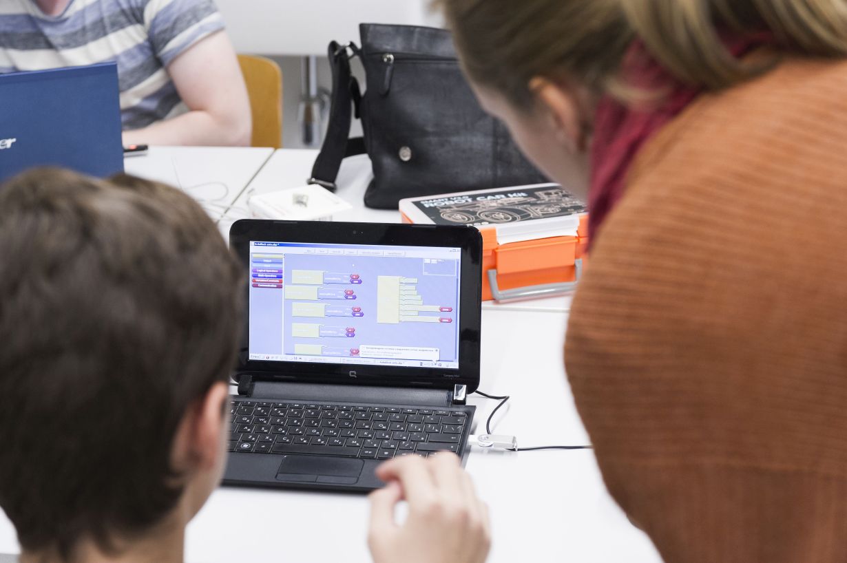 Schüler sollen zukünftig Grundwissen in Informatik erwerben. Am KIT entwickeln Informatikstudenten Tools für den Unterricht. Bild: KIT/Gabi Zachmann.