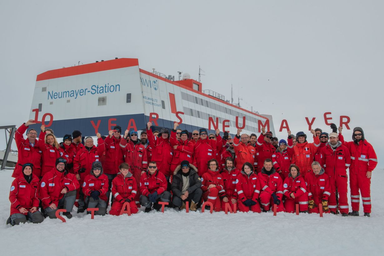 Happy Birthday, Neumayer-Station III: Glückwünsche überbrachten u.a. AWI-Direktorin Antje Boetius (obere Reihe 2. vl), UBA Präsidentin Maria Krautzberger (obere Reihe 3. vl), BMBF-Staatssekretär Michael Meister (Mitte unter dem "R"), Präsident des KIT Hol