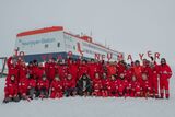 Happy Birthday, Neumayer-Station III: Glückwünsche überbrachten u.a. AWI-Direktorin Antje Boetius (obere Reihe 2. vl), UBA Präsidentin Maria Krautzberger (obere Reihe 3. vl), BMBF-Staatssekretär Michael Meister (Mitte unter dem "R"), Präsident des KIT Hol