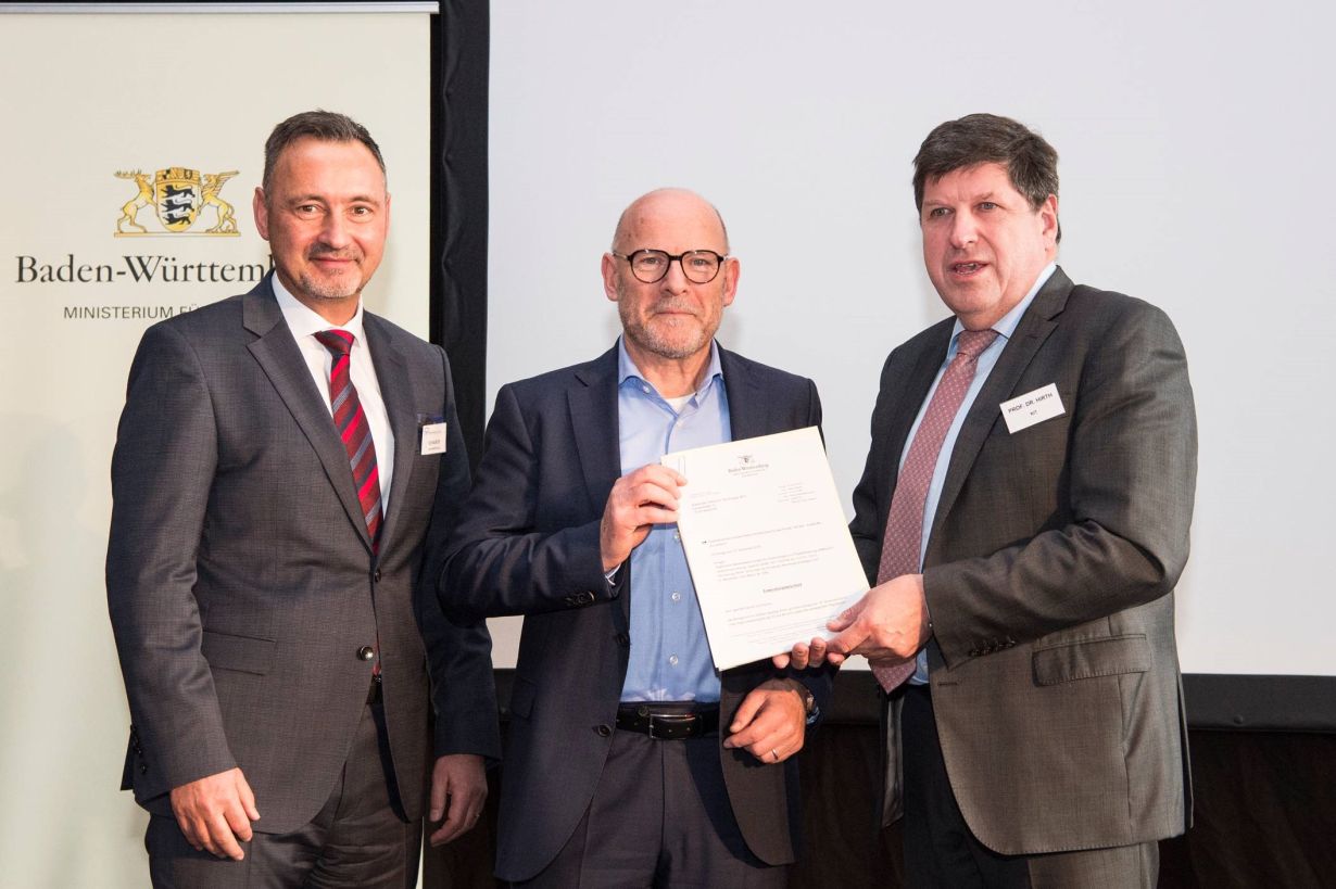 Offizieller Auftakt zu Refuels: Verkehrsminister Winfried Hermann (Mitte) mit Thomas Hirth, Vizepräsident des KIT für Innovation und Internationales (rechts) und MiRO-Geschäftsführer Ralf Schairer (links). (Foto: Markus Breig, KIT)