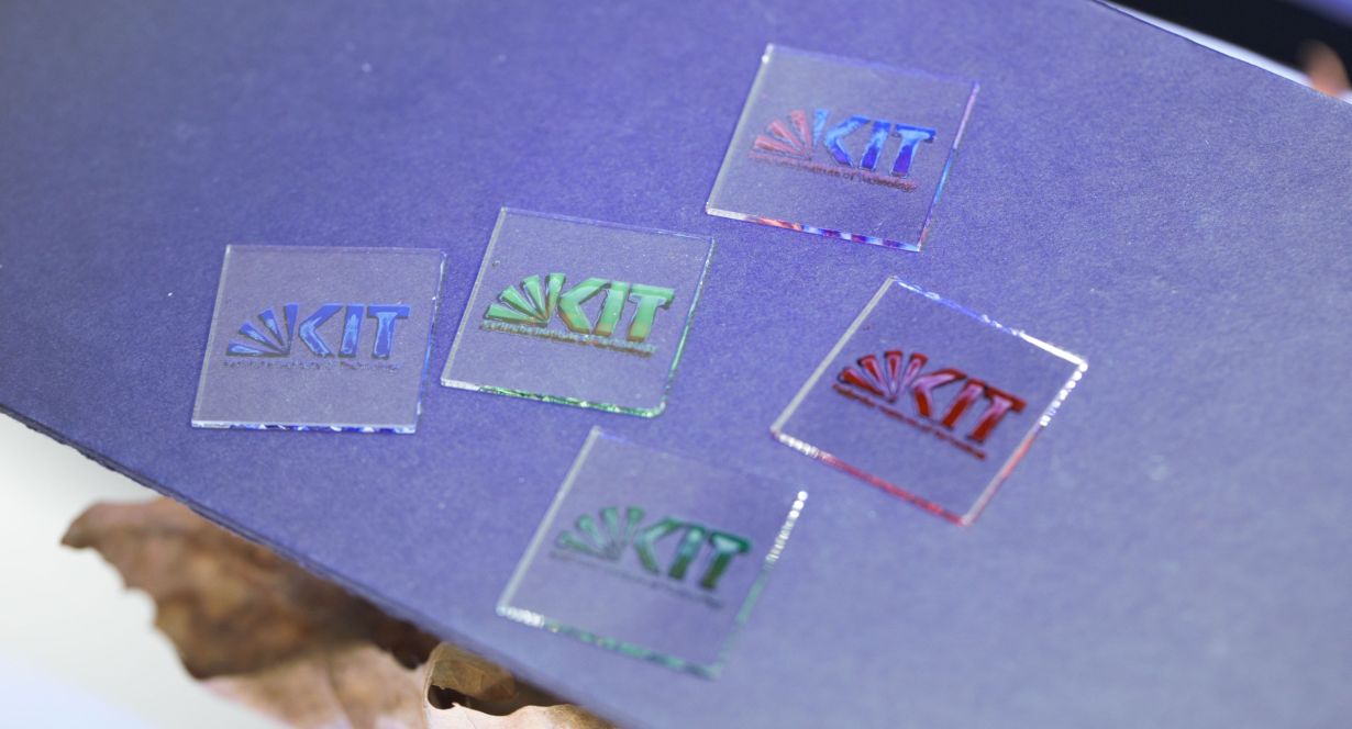 Gedruckte farbige Perowskit-Solarzellen in Form des Logos des KIT. (Foto: IMT/KIT) 