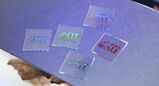 Gedruckte farbige Perowskit-Solarzellen in Form des Logos des KIT. (Foto: IMT/KIT) 