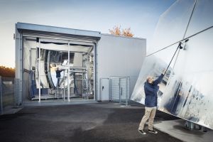 With the help of liquid metal technologies, efficiency of a concentrated solar power plant can be enhanced significantly. The photo shows the SOMMER pilot plant at KIT. (Photo: Amadeus Bramsiepe, KIT)