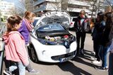 Ob Studium oder Ausbildung: Beim Girls‘ Day informiert das KIT über Berufsperspektiven  aber auch über Technologien wie etwa das Elektroauto. (Foto: Lydia Albrecht, KIT)