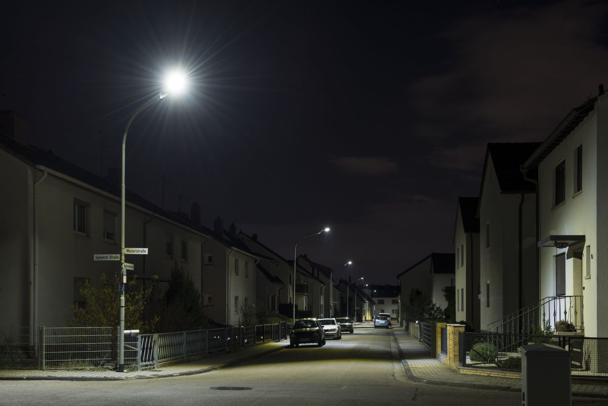Die neuen Außenlampen, die in Maxdorf getestet werden, sparen nicht nur Strom, sondern strahlen auch deutlich heller. (Foto: Tanja Meißner/KIT).
