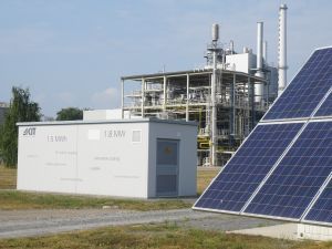 Prototyp eines Lithium-Ionen-Großspeichers im Energy Lab 2.0 (Foto: Batterietechnikum, KIT)