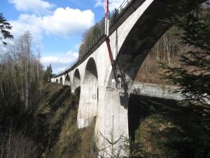 Von einer mobilen Arbeitsbühne aus werden am Laufenmühle-Viadukt bei Welzheim Zustandsaufnahmen per Radar und Ultraschall durchgeführt (Foto: KIT Innovation HUB).