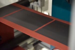 Ein neuartiges intermittierendes Beschichtungsverfahren ermöglicht eine deutlich höhere Geschwindigkeit bei der Batterieproduktion (Foto: Thin Film Technology Beschichtungslabor - Institut für Thermische Verfahrenstechnik, KIT).