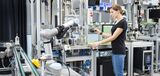 Agile Produktionssysteme mit lernenden Robotern machen die industrielle Produktion zukunftsfähig. (Foto: Sandra Goettisheim, KIT)