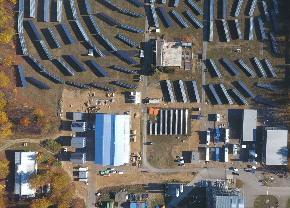 Luftaufnahme der unterschiedlichen Energiesystemkomponenten auf dem Campus Nord des KIT. (Foto: Sebastian Mang, KIT)