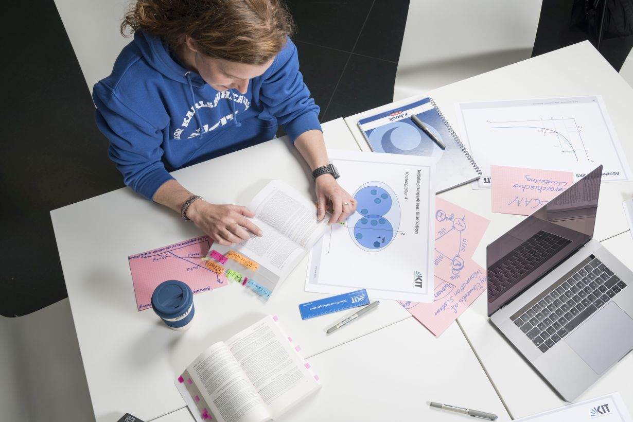 KI-basierte Kompetenz-Assistenzsysteme unterstützen dabei, im Arbeitsalltag die richtigen Entscheidungen für die persönliche Weiterentwicklung zu treffen. (Foto: Markus Breig, KIT)