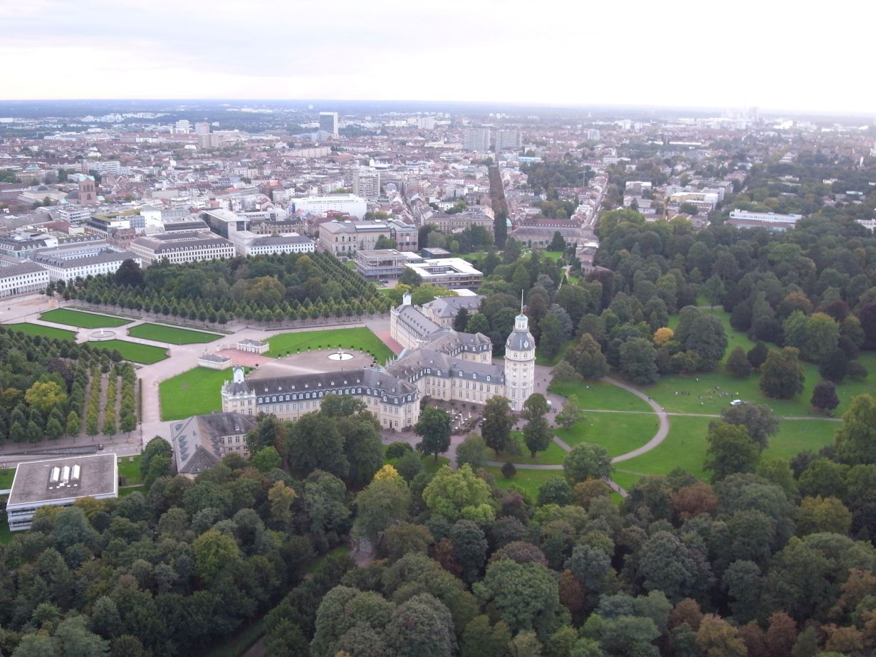 Urban park or forest areas, such as the Karlsruhe Palace Gardens shown here, are more important than ever to a good urban climate. (Photo: Sebastian Mang, KIT) 