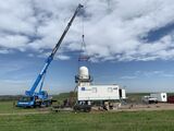 Mobile Messinfrastruktur KITcube: Mithilfe eines Autokrans wird das Niederschlags-radar im Müglitztal/Sachsen installiert. (Foto: Dr. Andreas Wieser, KIT)