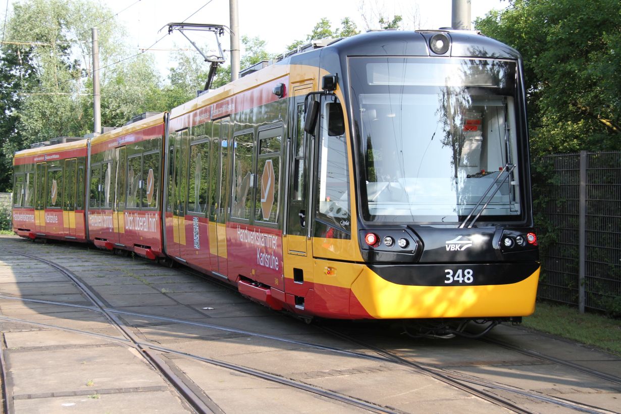 Im regulären Fahrgastbetrieb zeichnet die Karlsruher Messstraßenbahn ab sofort mechanische und elektrische Größen sowie unterschiedliche Umgebungsparameter auf. (Foto: AVG/Michael Krauth) 