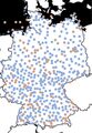 537 Wetterstationen gibt es in Deutschland: Die blauen Punkte zeigen die Stationen, an denen ein KI-Modell die besten Vorhersagen traf, orange diejenigen, an denen ein Standardverfahren genauer war (Quelle: Sebastian Lerch, KIT) 