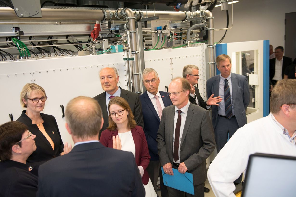 Die Bundesforschungsministerin Anja Karliczek beim Besuch der Batterieforschung am Standort Ulm. Foto: Eberhardt/Uni Ulm