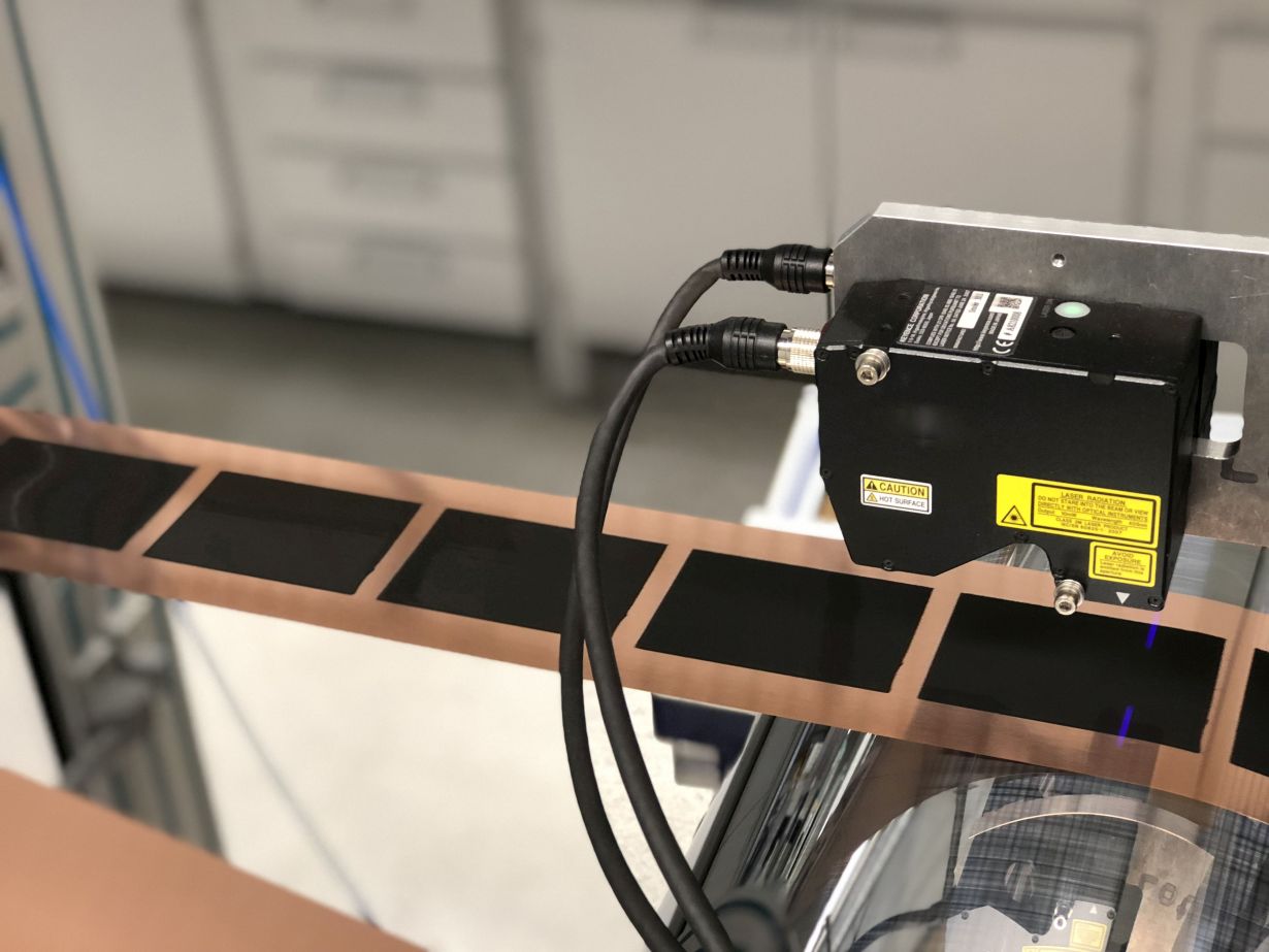 Präzise Kanten bei neuer Rekordgeschwindigkeit: Neues Verfahren erhöht Produktionskapazität von Batterieelektroden deutlich. (Foto: Ralf Diehm, KIT)