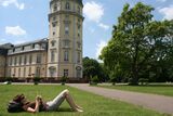 Grünanlagen mit Rasenflächen und Bäumen tun Stadtbewohnern gut – warum das so ist, haben Forscher nun auf neuronaler Ebene untersucht. (Foto: Gabi Zachmann, KIT)