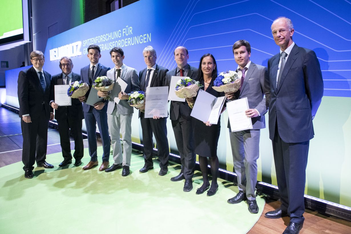 Verleihung des Erwin-Schrödinger-Preises an das multidisziplinäre Team des KIT auf der Jahrestagung der Helmholtz-Gemeinschaft (Foto: Marco Urban, ausführliche Bildunterschrift am Textende)