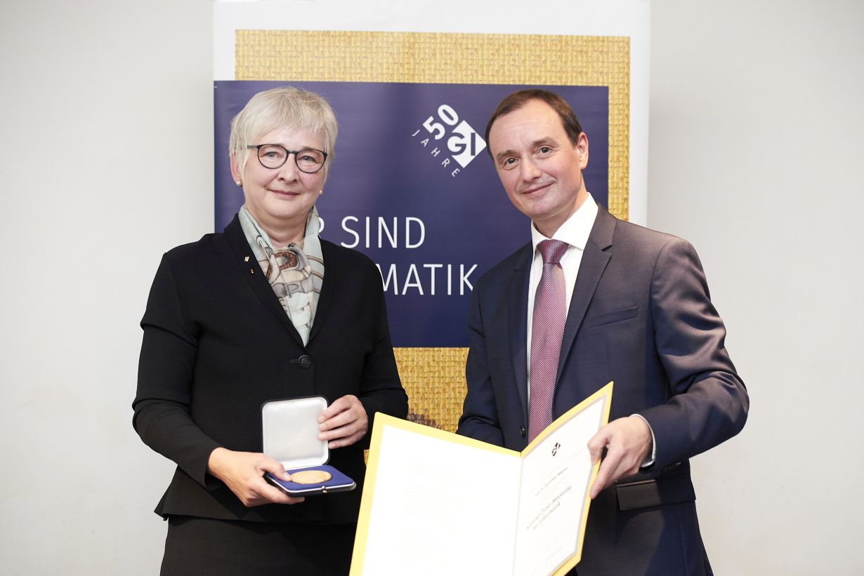 The President of the German Informatics Society, Hannes Federrath, presents the Konrad Zuse Medal to Dorothea Wagner. (Photo: Wefers, Kassel University)    