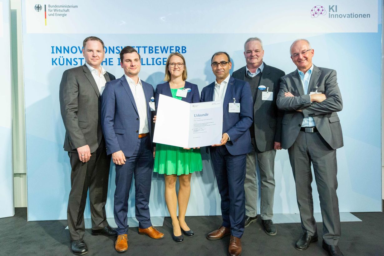 The SDaC research project coordinated by Shervin Haghsheno (3rd from the right), KIT, won the innovation competition on the use of artificial intelligence. (Photo: BMWi/Bildkraftwerk Kurc)