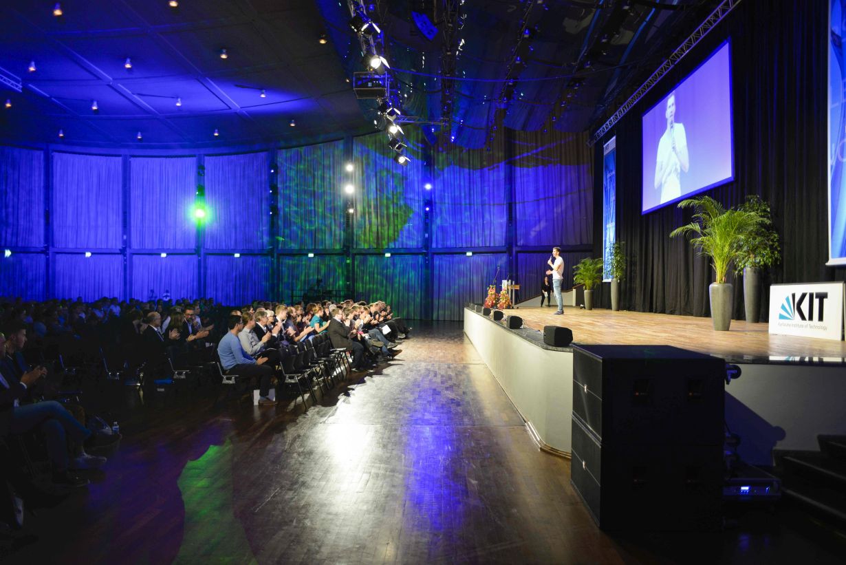 Das KIT begrüßt seine neuen Studentinnen und Studenten mit einer Feier im Karlsruher Kongresszentrum. (Foto: Markus Breig, KIT)