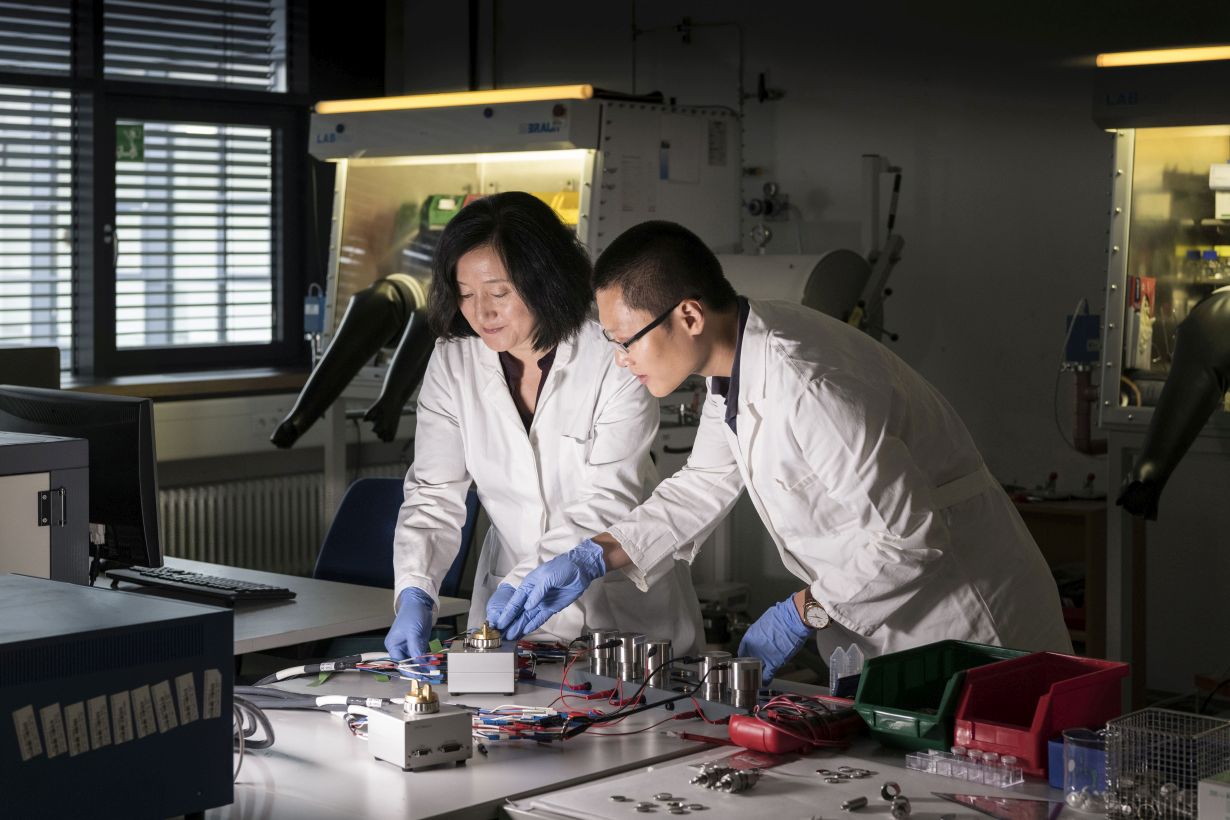 Zhirong Zhao-Karger (links) und Zhenyou Li (rechts) aus dem Exzellenzcluster POLiS (Post Lithium Storage Cluster of Excellence) gelang es, vielversprechende Elektrolyte für Calciumbatterien herzustellen. (Foto: Markus Breig/KIT) 