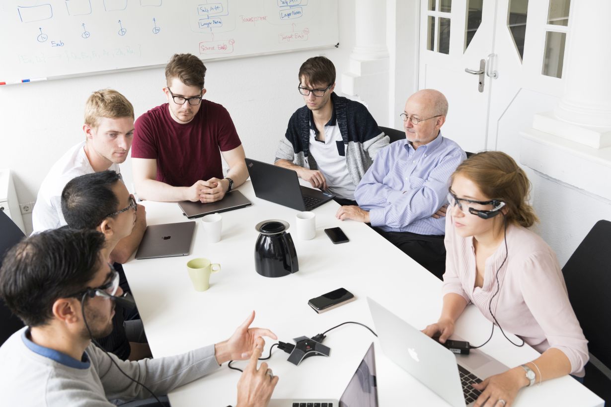 Wissenschaftlerinnen und Wissenschaftler entwickeln ein tragbares, sicheres und erweiterbares Übersetzungssystem. Der übersetzte Text lässt sich dann beispielsweise direkt auf eine Brille projizieren (siehe rechts im Bild; Foto: Markus Breig, KIT)