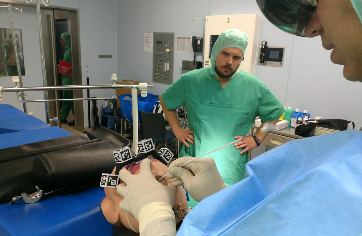 Dr. Michal Hlavac von der Neurochirurgischen Klinik Ulm und Christian Kunz aus dem Team „Heatlh Robotics and Automation" (HERA) des KIT bei der ersten Phan-tom OP zur Evaluation des HoloMed Systems. (Foto: KIT-HERA)