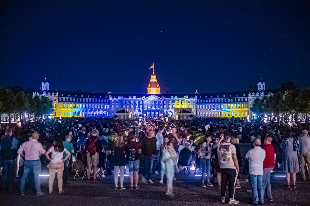 Medienkunstwerk im Herzen der Stadt Karlsruhe: Beim Lichtkunstfestival SCHLOSSLICHTSPIELE unterstützte das KIT-Zentrum Klima und Umwelt 2019 den Beitrag „Our only blue One“, der die Schönheit, aber auch Verletzlichkeit der Erde zeigt. (Foto: ARTIS - Uli D