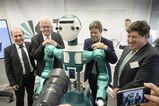 Zu Besuch am KIT beim Intelligenten Roboter ARMAR-6: v.l.n.r.: Prof. Tamim Asfour, KIT, Ministerpräsident Winfried Kretschmann, Bundesvorsitzender der Grünen Dr. Robert Habeck, Vizepräsident des KIT Prof. Thomas Hirth (Foto: Markus Breig, KIT )