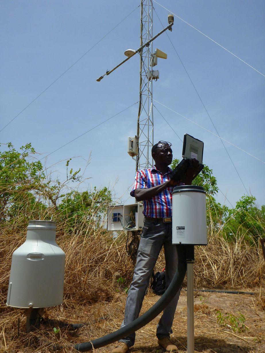  A network of weather stations in Burkina Faso and Kenya supplies data for the models of the research group “Climate Change and Health in Sub-Saharan Africa.” (Photo: Harald Kunstmann, KIT)   