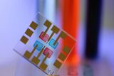  Organische Lichtsensoren mit farbselektiver Detektion, die durch Tintenstrahldruck mit halbleitenden Tinten hergestellt werden. (Foto: Noah Strobel, KIT)