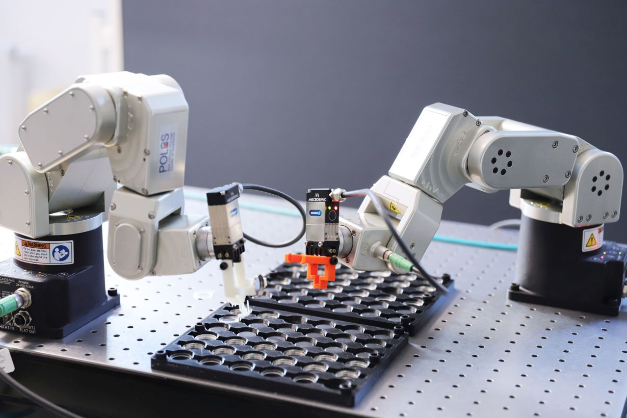 Im Projekt BATTERY 2030+ sollen Roboter rund um die Uhr an neuen Batterien arbeiten und mit KI selbstständig neue Versuche planen und auswerten. (Foto: Daniel Messling, KIT)