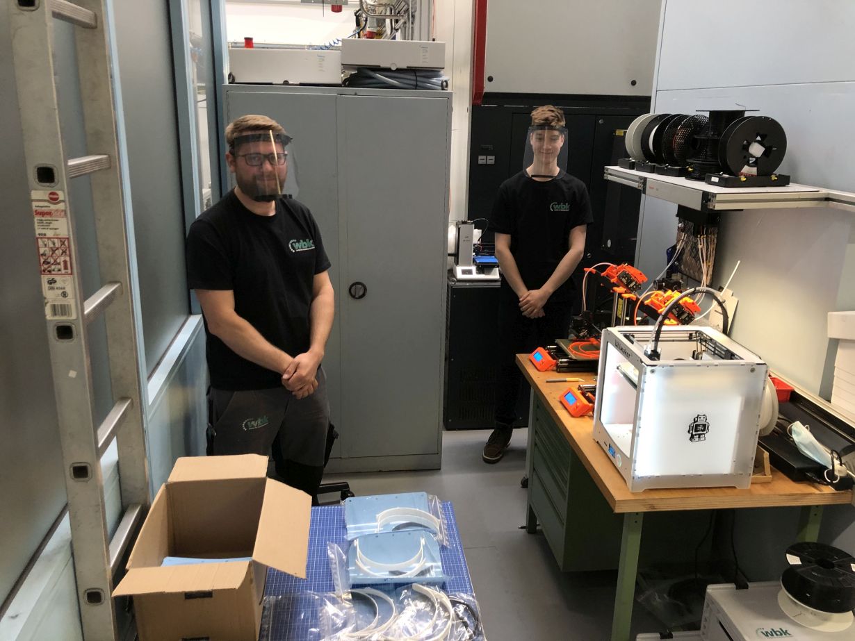 Etwa drei Stunden pro Stück dauert die Produktion eines Visiers per 3-D-Druck. (Foto: wbk, KIT)