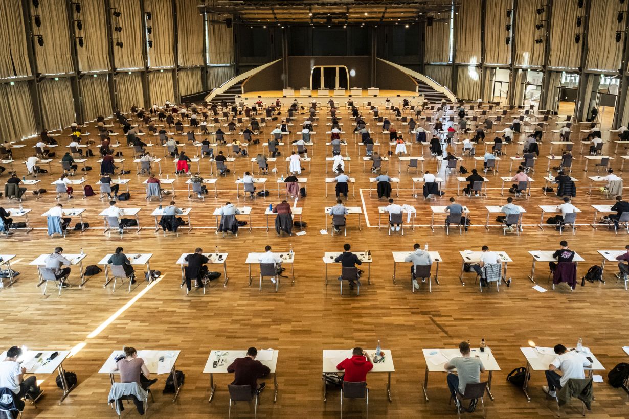 Die Schwarzwaldhalle der Messe Karlsruhe bietet unter Einhaltung des Sicherheitsabstands Platz für bis zu 249 Prüflinge gleichzeitig (Foto: Markus Breig, KIT)