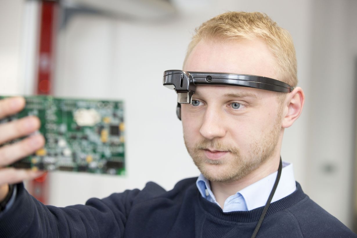 With the help of augmented reality glasses, the digital assistant understands what the wearer sees. In this way, machine and humans can communicate in real time. (Photo: Tanja Meißner, KIT)