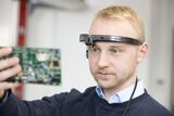 Mithilfe einer Augmented Reality-Brille versteht der digitale Assistent, was der Träger sieht. So können Maschine und Mensch in Echtzeit kommunizieren. (Foto: Tanja Meißner, KIT)