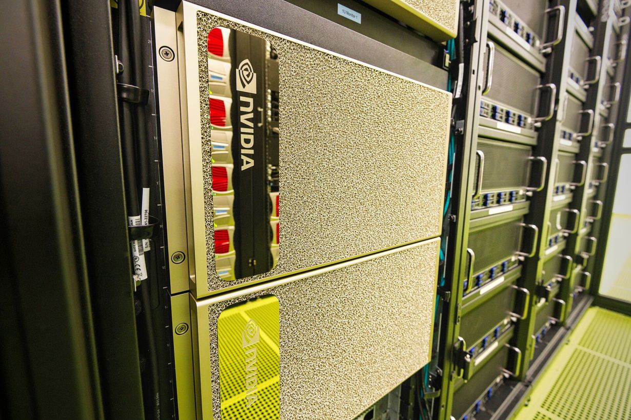 The new DGX A100 computer systems are high-performance servers with eight NVIDIA A100 tensor core GPUs each. Together, the eight accelerators have a computing power of 5 AI-PetaFLOP / s (Photo: Simon Raffeiner / SCC)