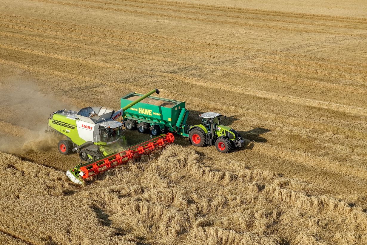 Während eines Erntetages fallen sowohl Zeiten mit hoher als auch mit relativ geringer Arbeitsbelastung an – ein Assistenzsystem soll nun beim Ausgleich unterstützen (Foto: Claas KGaA mbH)