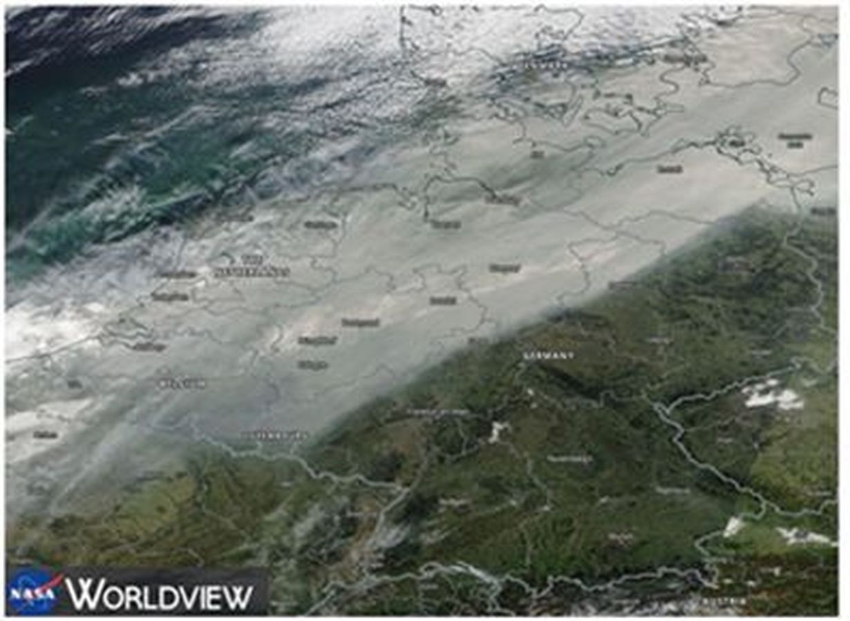 Das Satellitenbild vom 17.10.2017 zeigt eine Aerosolwolke über Deutschland, die von Waldbränden in Spanien und Portugal stammt. (Quelle: https://worldview.earthdata.nasa.gov; direkter Link am Textende)