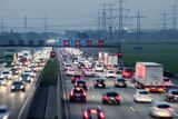 Streckenbeeinflussungsanlagen (SBA) sorgen für eine erhöhte Verkehrssicherheit auf Autobahnen, hier im morgendlichen Berufsverkehr am Nordwestkreuz Frankfurt. (Foto: Hessen Mobil Straßen- und Verkehrsmanagement)