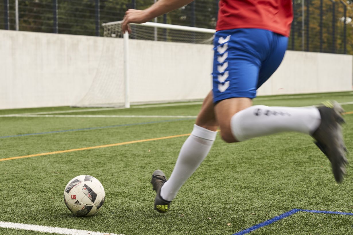 Wissenschaftler des KIT identifizieren Präzision und Effizienz der Spielzüge sowie Heimvorteil und Marktwert der Spieler als wichtige Kriterien, um ein Fußballspiel zu gewinnen. (Foto: Amadeus Bramsiepe, KIT)