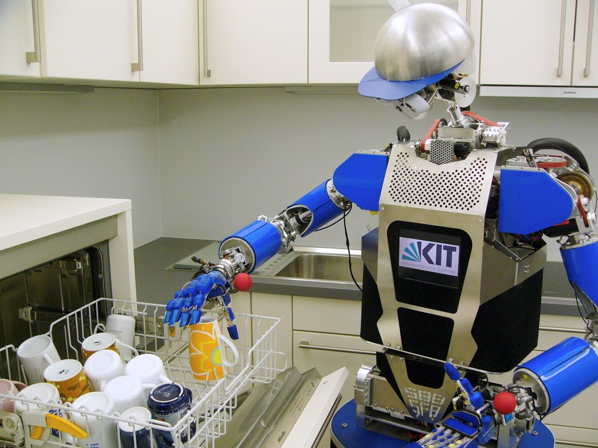 Die humanoiden ARMAR-Roboter – hier ARMAR-III – wurden entwickelt, um Tätigkeiten in Haushalt oder industriellen Umgebungen zu übernehmen. Die nächste Generation wird Senioren im Alltag unterstützen. (Foto: KIT) 