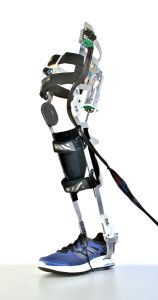 Exoskelette können die persönliche Mobilität älterer Menschen unterstützen. (Foto: KIT)