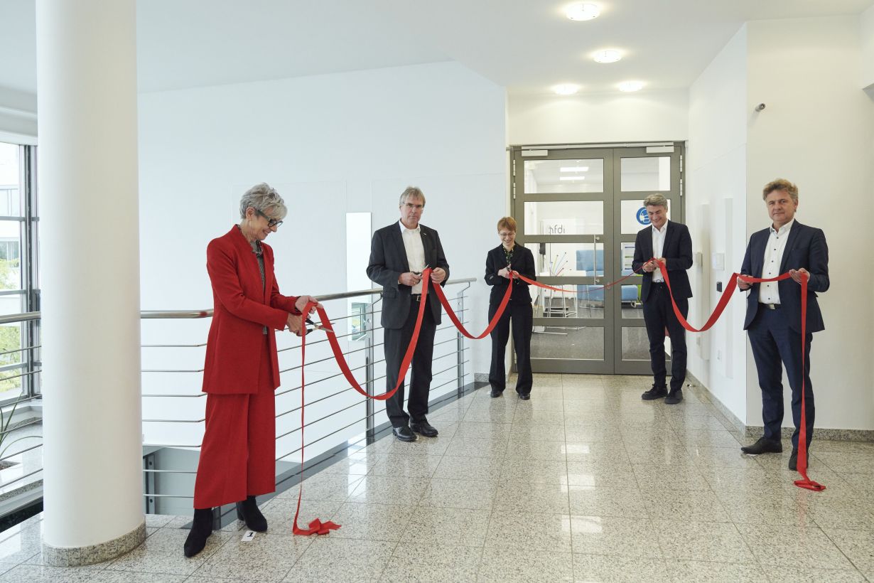 Sabine Brünger-Weilandt (FIZ Karlsruhe), Prof. Holger Hanselka (Präsident des KIT), Eva Lübke (NFDI), Prof. York Sure-Vetter (KIT, NFDI) und Dr. Frank Mentrup (OB Karlsruhe) durchschnitten das rote Band zur Eröffnung der Räumlichkeiten des NFDI-Direktorat