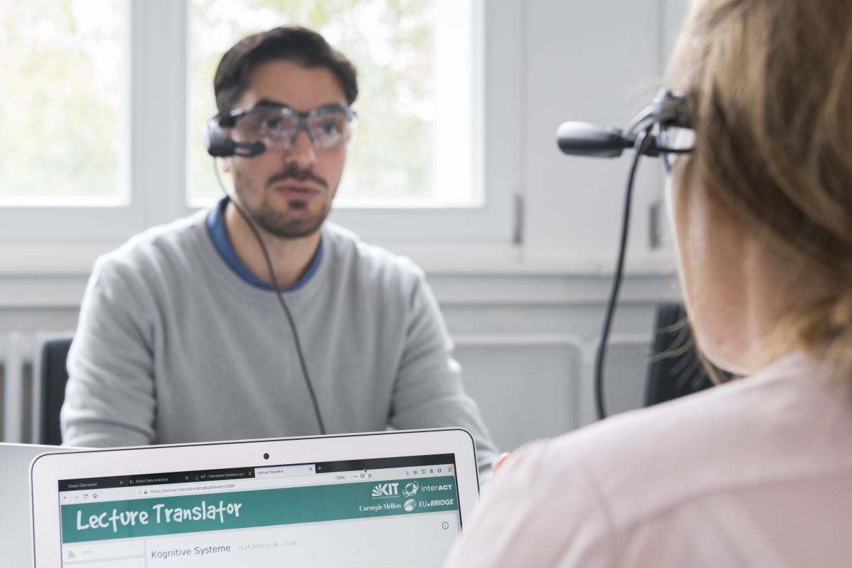 Der „Lecture Translator“ des KIT liefert dank überlegenem Spracherkennungssystem zukünftig bessere Ergebnisse mit minimaler Verzögerung. (Foto: KIT)