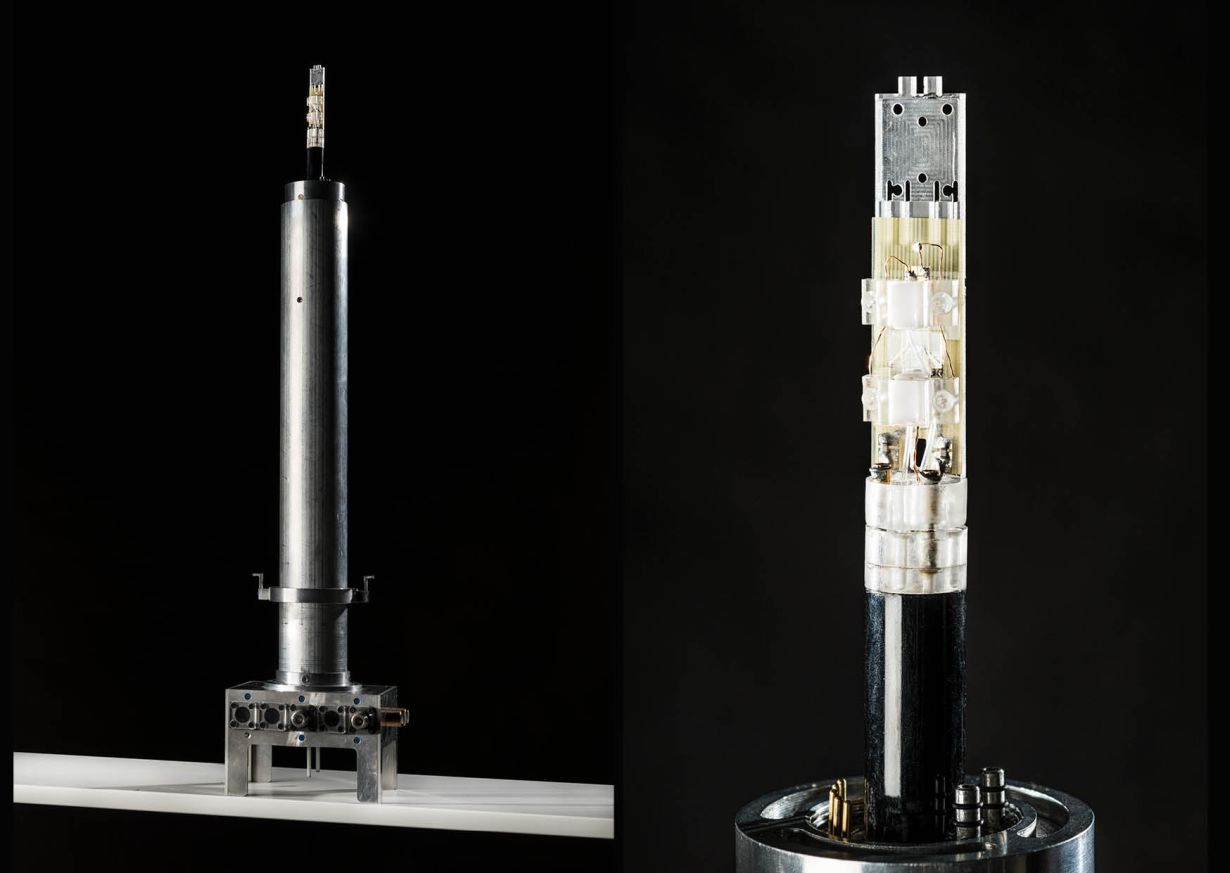 NMR probe (left) with miniaturized detector (right). In HiSCORE, such detectors will be combined with hyperpolarization to acquire binding processes of substance candidates. (Photos: Markus Breig, KIT)  